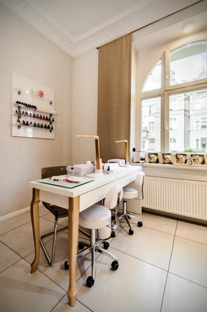 Stanowisko do zabiegów manicure w salonie kosmetycznym Salon Sopot